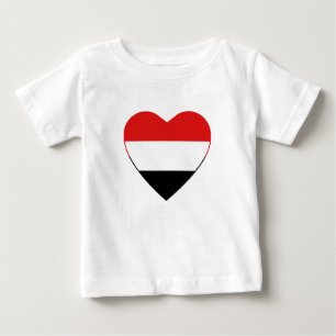 Bebé Camiseta cardíaca con bandera de Yemen