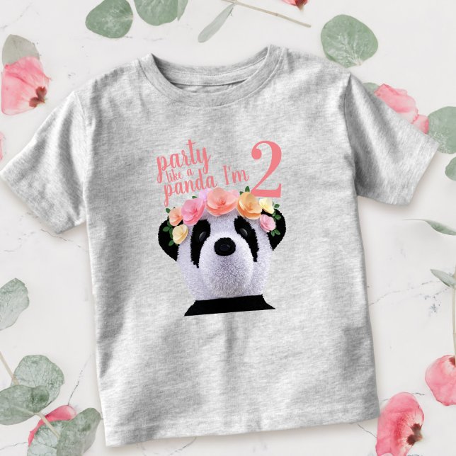 Bebé Camiseta De Camiseta De Niños De Edad De Cumpleaño (Pandas love to party! And so does your 2 year old. Here's their t-shirt to wear at their Panda Party)