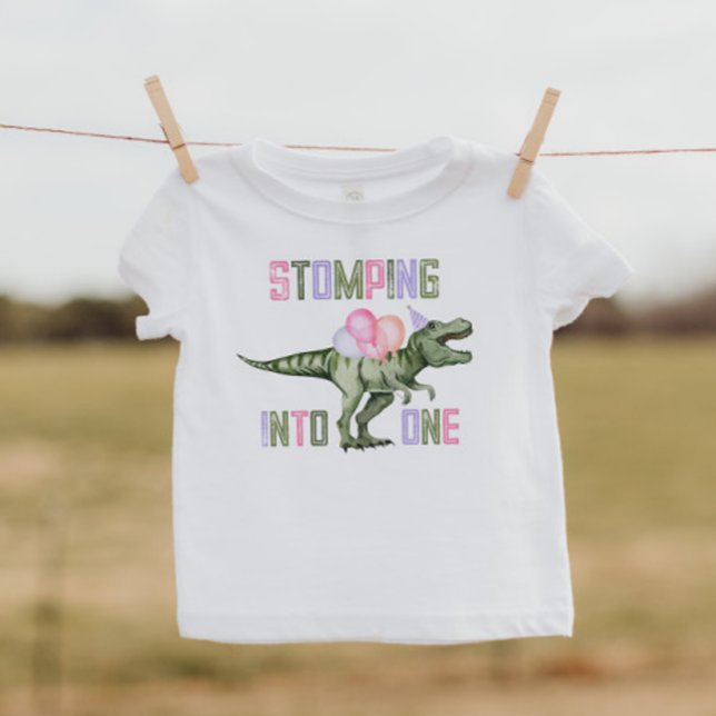 Bebé Camiseta de niña de dinosaurio pisando uno (Subido por el creador)