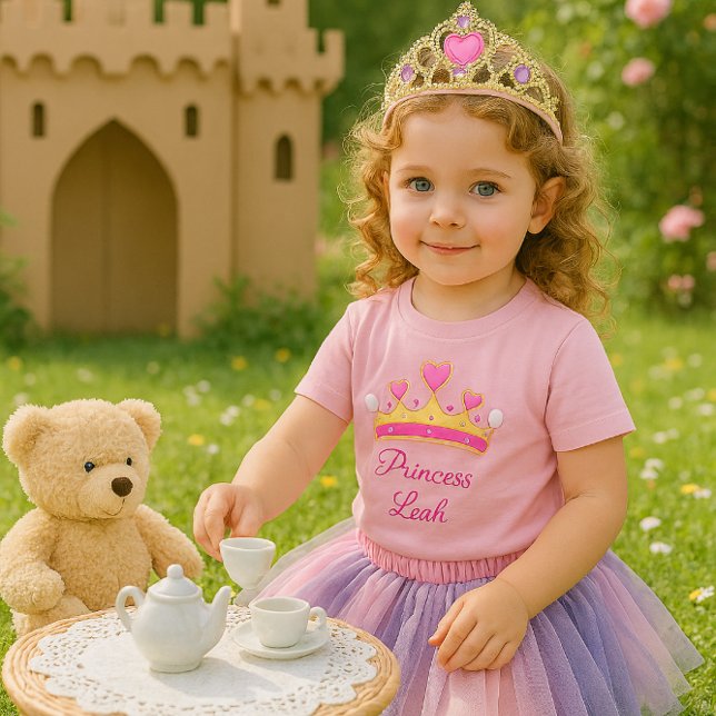 Bebé Camiseta de niña princesa rosa linda (A joyful toddler girl at a tea party with a teddy bear. This t-shirt is ideal for a little princess)