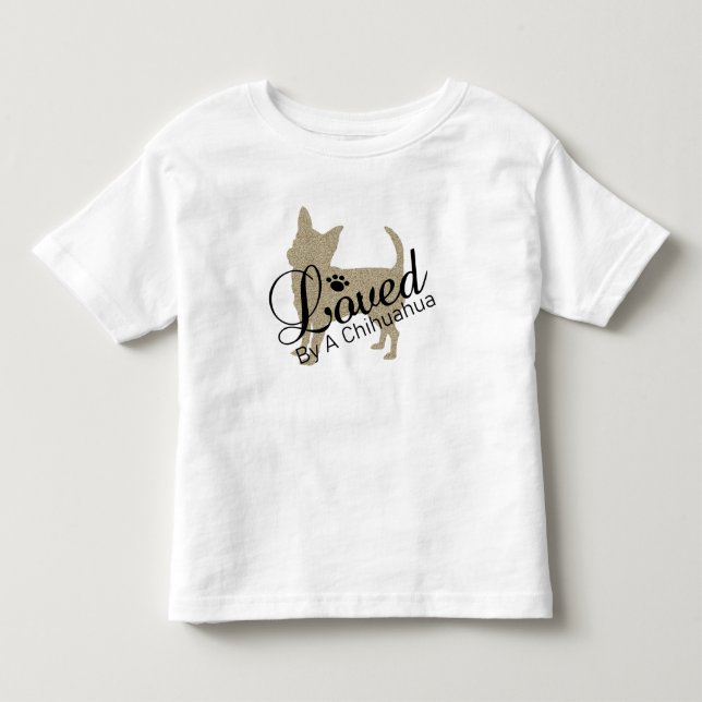 Bebé Camiseta de niño pequeño amada por un chihuahua (Anverso)