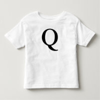 Camiseta negra inicial con monograma de la letra Q