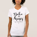Bebé de Honor Elegante Camiseta Negra y Blanca<br><div class="desc">Bebé de Honor Inteligente en una escritura topográfica elegante y moderna con corazón,  para tu persona especial de dama de honor. Fácilmente personalizable con el nombre que elijas,  y fiesta en marcha.</div>