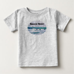 Bebé de playa cuelga diez camisetas para surfista