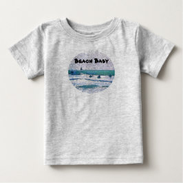 Bebé de playa cuelga diez camisetas para surfistas