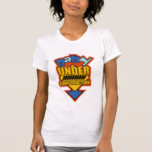 Bebé debajo de la camiseta de la construcción
