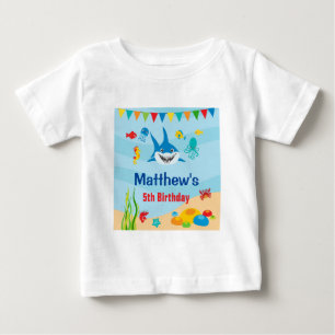 Bebé Debajo de la camiseta del mar