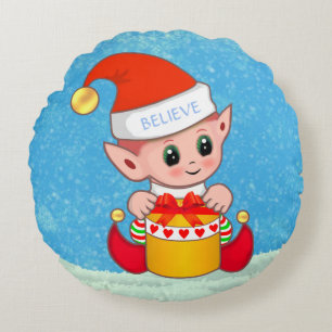 Bebé elfo de Navidad lindo en cojín redondo azul c