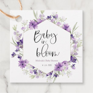 Bebé en etiquetas de favor de lavanda en Bloom
