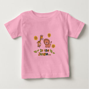 Bebé En la camiseta de la selva
