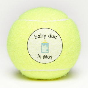 Bebé en las pelotas de tenis de mayo