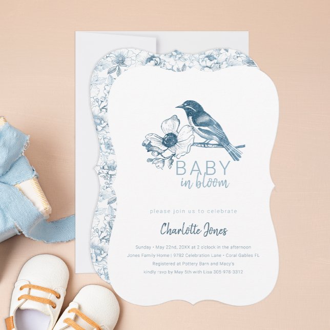 Bebé en una invitación de Baby Shower floral azul  (Baby in Bloom Chinoiserie Baby Shower Invitation)