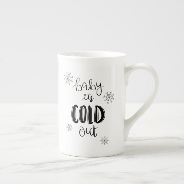Bebé es hacia fuera taza fría del invierno (Derecha)