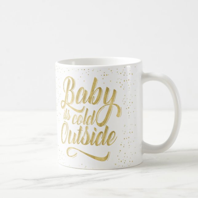 Bebé es taza exterior fría con nieve (Derecha)
