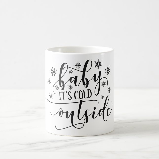 Bebé es taza exterior fría del día de fiesta el | (Centro)