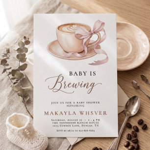 Bebé está preparando café Invitación de baby showe