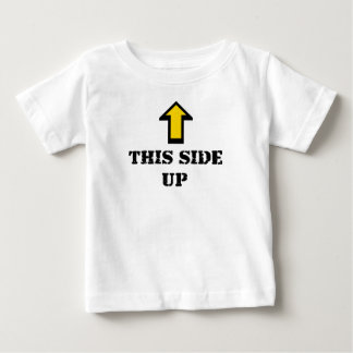 Bebé Este lado encima de la camiseta