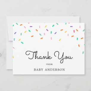 Bebé gracias a las salpicaduras de arcoiris