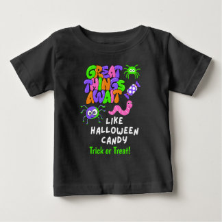 Bebé Grandes cosas aguardan la camiseta de los niños de