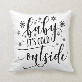 Bebé hace frío afuera Almohada de tirar con caligr