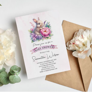 Bebé lindo conejo con invitación de flores a Baby 