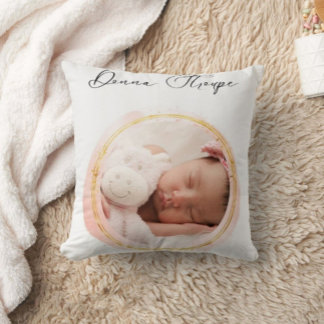 Bebé lindo durmiendo almohada blanca moderna