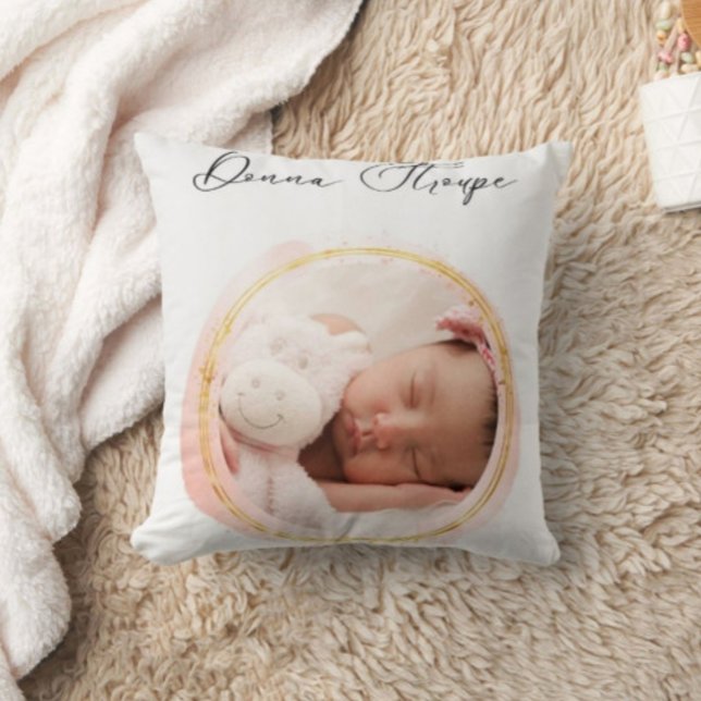 Bebé lindo durmiendo almohada blanca moderna (Subido por el creador)