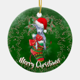 Bebé lindo en el adorno navideño