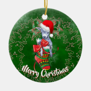 Bebé lindo en el adorno navideño