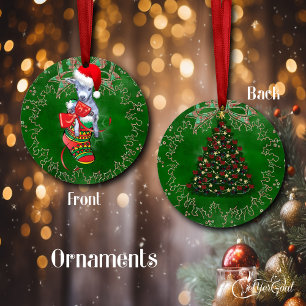 Bebé lindo en el adorno navideño