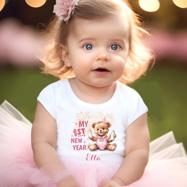 Bebé Mi primer Chica de Año Nuevo nombre camiseta para  (My First New Year Girl Name Pink Bear Baby T-shirt)