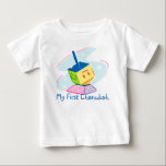 Bebé Mi primera camiseta de Chanukah<br><div class="desc">El primer Chanukah del bebé con un colorido dreidel de juguete.</div>