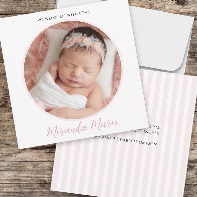 Bebé Niña Simple Foto Escritura Típode (Baby photo announcement with pretty pink floral rose pattern. )