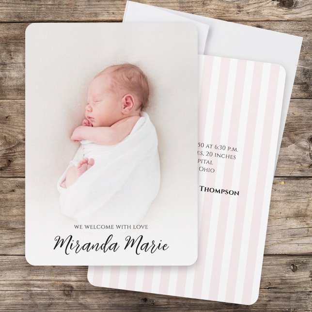 Bebé Niña Sobrecarga simple Textos Típografía eleg (Baby birth announcement photo card with pink stripes. )