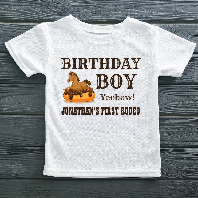 Bebé Niño de cumpleaños, caballo bebé, con una camiseta (Birthday Boy shirt with Name, Baby Horse on a donut)