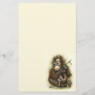Bebé orangután con hojas