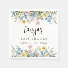 Bebé pastel con flores en la servilleta de papel d