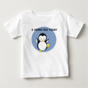 Bebé Pingüino lindo en camiseta azul de cumpleaños pers