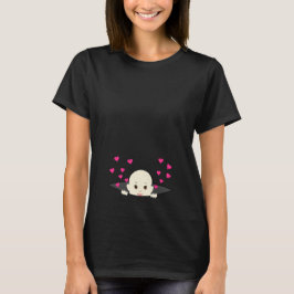 Bebé que mira a escondidas con la camisa de la
