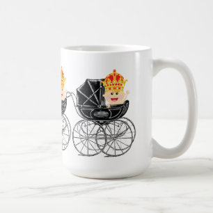 Bebé real con la taza del té del café de la cor