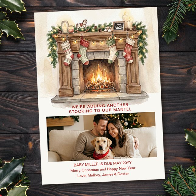 Bebé revelación de Navidad con media en el repisa (Christmas photo card pregnancy announcement with cozy fireplace design by Darling & May)
