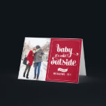 Bebé rojo es tarjeta exterior fría del día de<br><div class="desc">Bebé rojo es tarjeta exterior fría del día de fiesta de la tipografía Tarjeta adaptable de la foto del navidad del día de fiesta para dar su familia y amigos que ofrecen la escritura caprichosa. Esta tarjeta doblada del día de fiesta será perfecta para los pares y se casa nuevamente....</div>