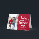 Bebé rojo es tarjeta exterior fría del día de<br><div class="desc">Bebé rojo es tarjeta exterior fría del día de fiesta de la tipografía Tarjeta adaptable de la foto del navidad del día de fiesta para dar su familia y amigos que ofrecen la escritura caprichosa. Esta tarjeta doblada del día de fiesta será perfecta para los pares y se casa nuevamente....</div>