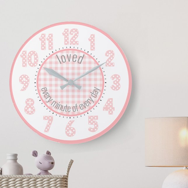 Bebé Rosa Gingham Polka Números de puntos Reloj de (Baby nursery clock with pink gingham, polka dots and cute wording, "loved every minute of every day")