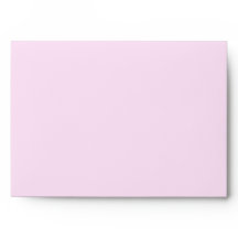 Bebé rosado en sobre de color en flor