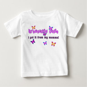 Bebé Sácalo de la camiseta de la mamá