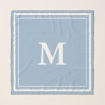 Bebé simple azul con bufanda de monograma blanco<br><div class="desc">Una bufanda azul bebé tiene un monograma blanco en el centro. Puede cambiar la letra para mostrar la inicial correcta. Dos cuadrados blancos componen el borde de la bufanda.</div>