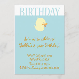 Bebé trenzado con invitación de cumpleaños azul