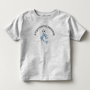 Bebé Un juguetón niño pequeño de la camiseta gris