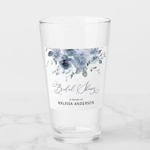 Beber con ducha de novia floral azul y blanca